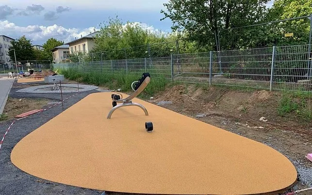 Beige Freiform mit Fitnessgerät auf einer Freizeitfläche