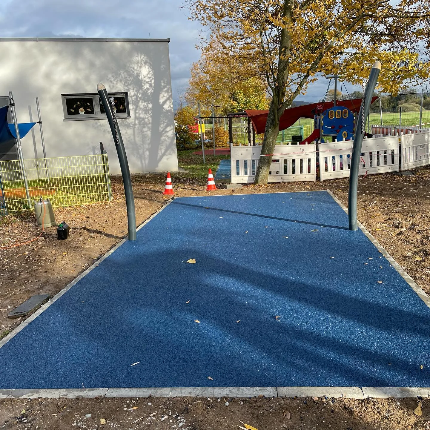 Capriblaue Fallschutzfläche mit Schaukelgerüst