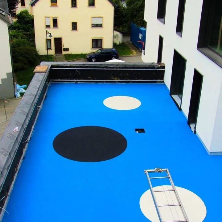 Himmelblaue Dachterrassenfläche mit schwarzem und weißem Kreis