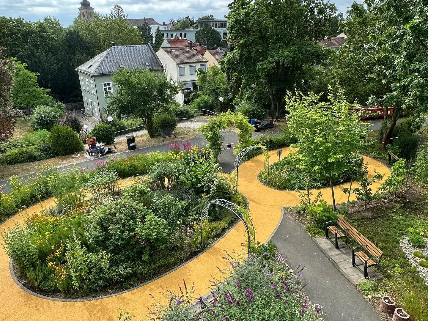 Gelber Farbmix in einer Seniorenwohnanlage in Bamberg
