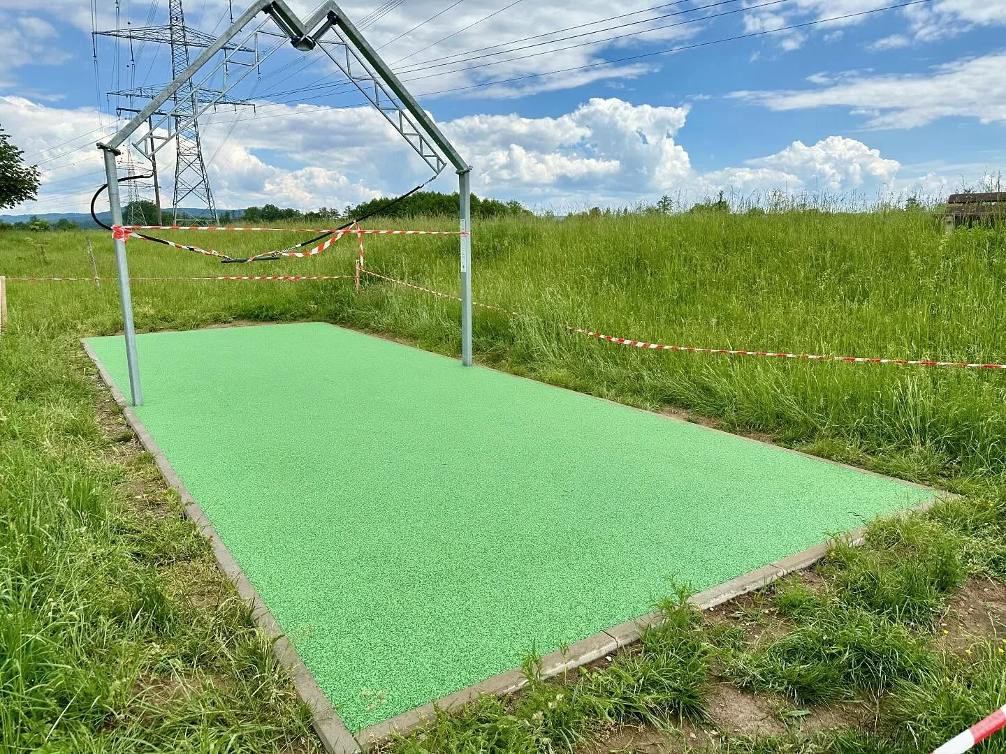 Schaukelanlage auf maigrünem Farbmix