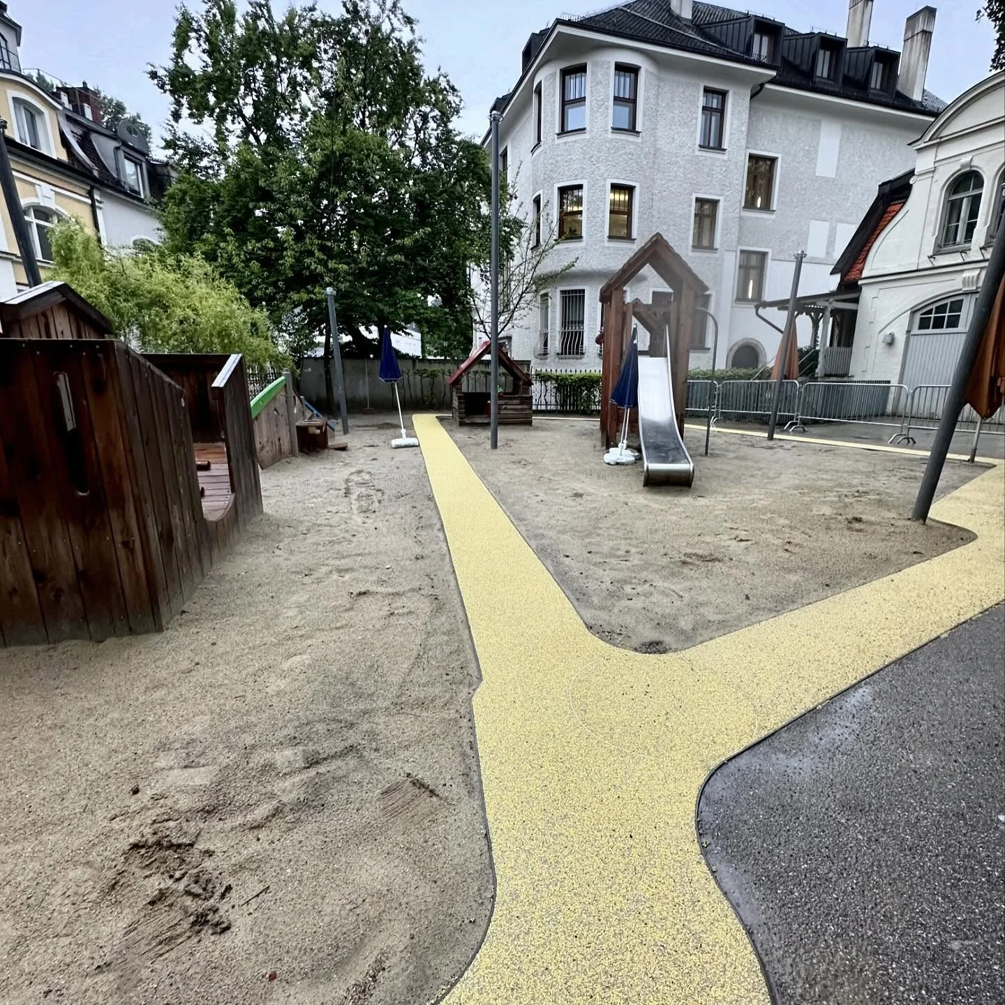 Gelbe Wege durch einen Sandspielbereich